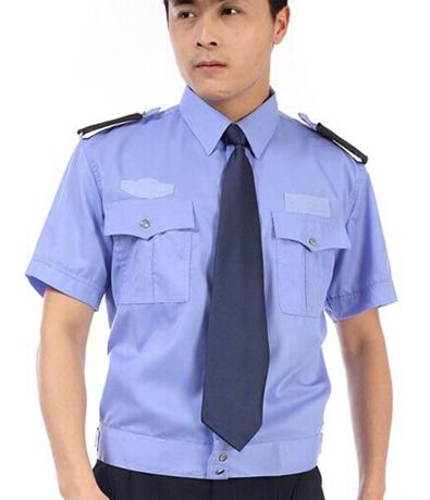 一)穿着保安员服装时,帽徽,肩章,臂章等服饰和保安服务标志应佩带齐全